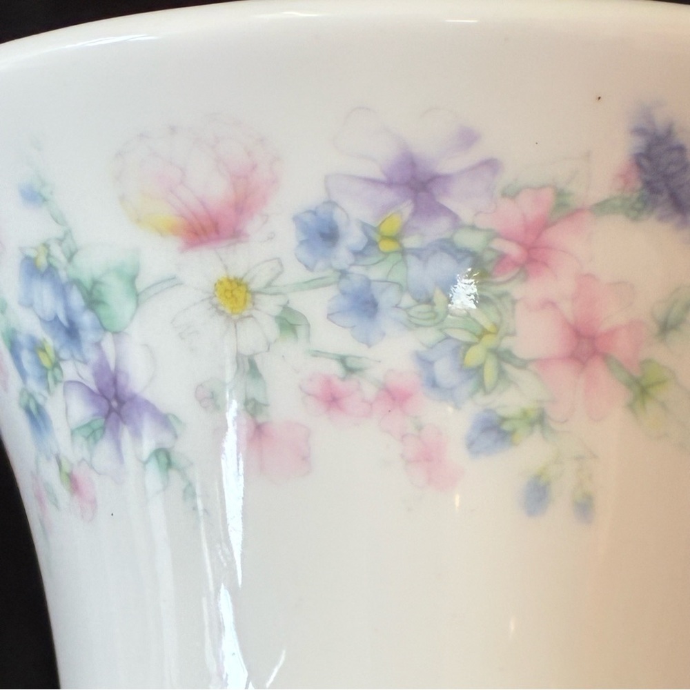 Wedgwood Vintage Angela Bone China Small Urn Bud Vase Toothpick Holder - Picture 2 of 9